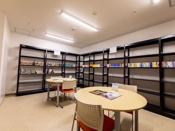 図書スペースの明るい様子
