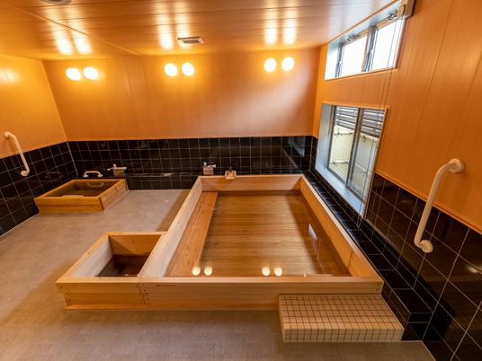 ヒノキ風呂を設置した浴室