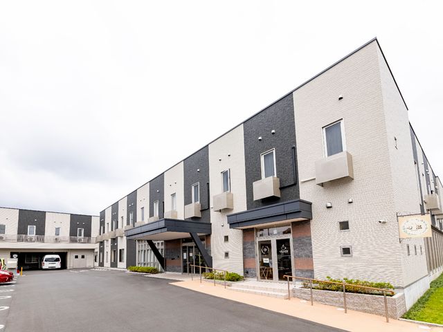 モダンな建物の外観 外観 清潔感のある建物の外観は、現代的な設計となっており、通勤時の心地よい空間を提供します。