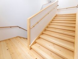 清潔感のある木製階段