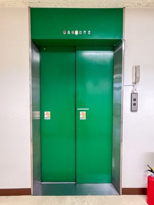 安全な移動のエレベーター