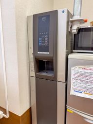 自動販売機と冷蔵庫の間