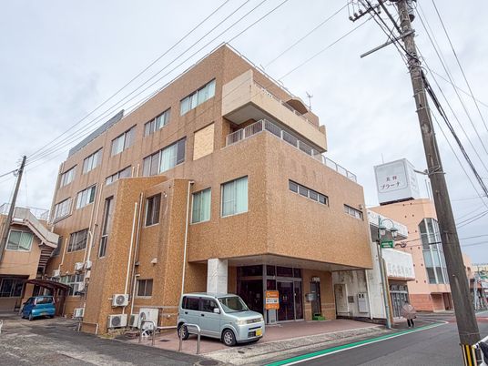 便利な立地の建物外観