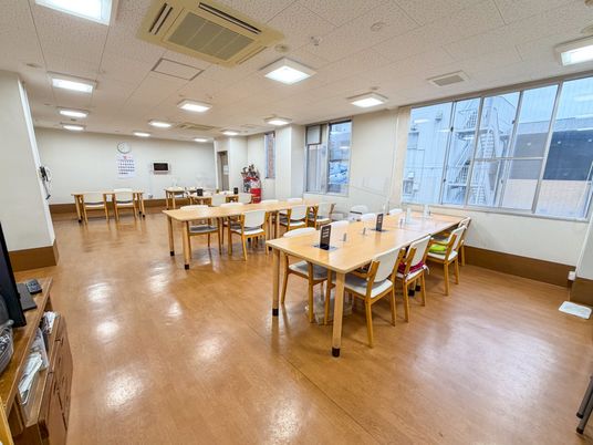 自然光の入る広々とした食堂