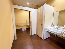 シンプルで広いトイレ