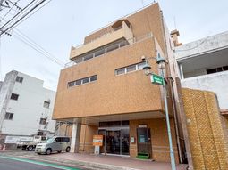 入り口のある外観