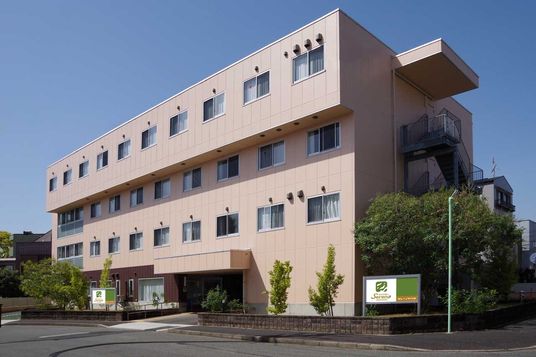 明るい建物の外観