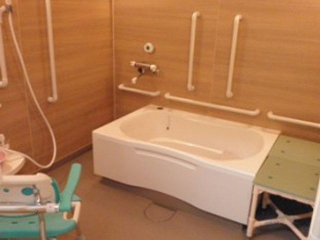 安全に配慮した浴室 浴室 手すりが多く設置された安心設計の浴室です。利用者の自立を支援しやすい環境です。