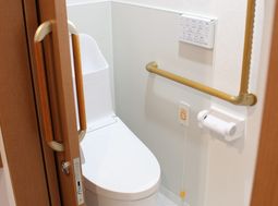 手すり付き清潔なトイレ