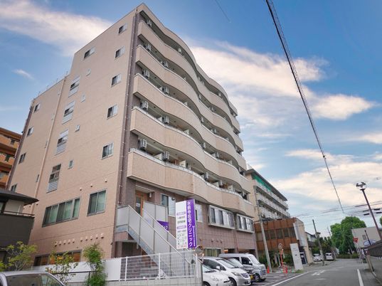 多階層の建物外観
