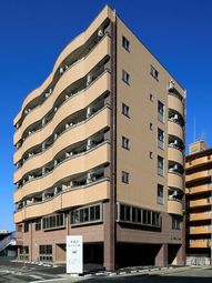 茶色の建物の外観