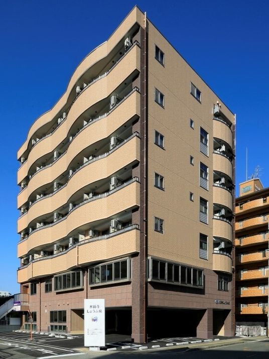 茶色い建物の外観