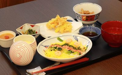 和食の並ぶ食事膳