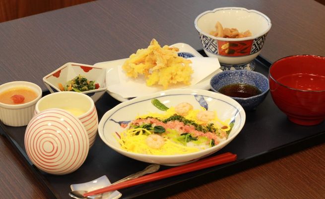 和食の並ぶ食事膳