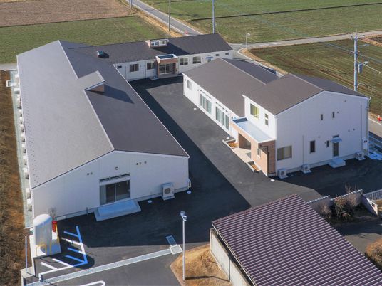 広々とした施設の外観