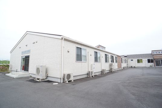 白い壁の建物外観