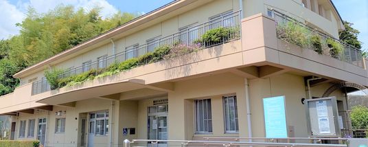 花が飾られた建物外観