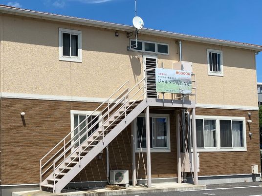 明るい外観の建物