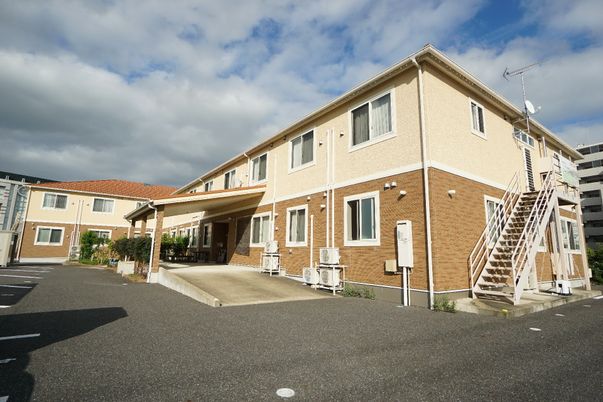 明るく落ち着いた外観