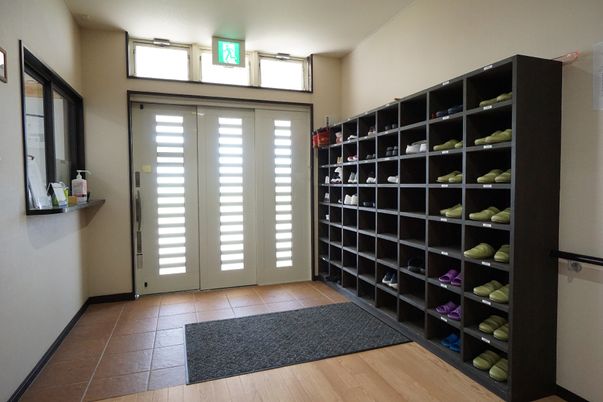 エントランスの靴棚と扉