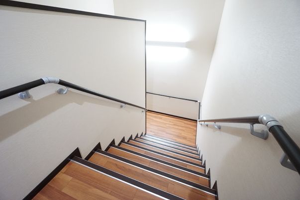 手すり付き階段の廊下