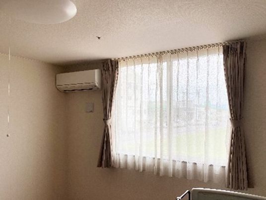 明るい居室の一角