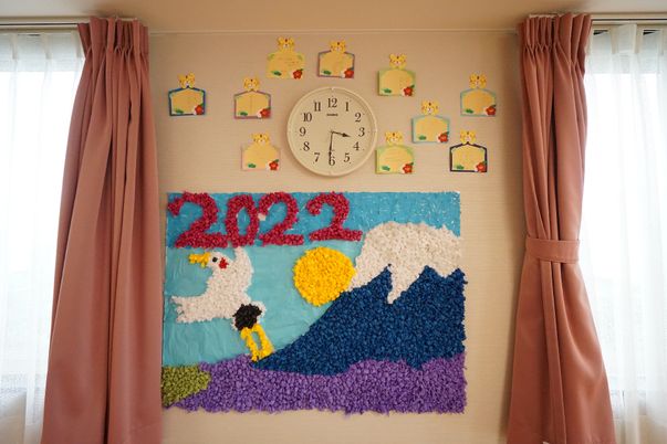 壁飾りと時計の飾りつけ