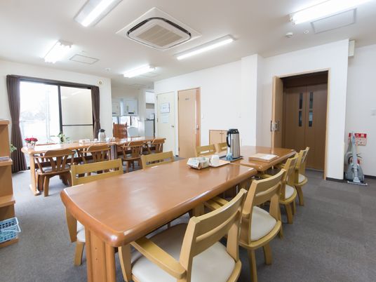 広々とした明るい食堂