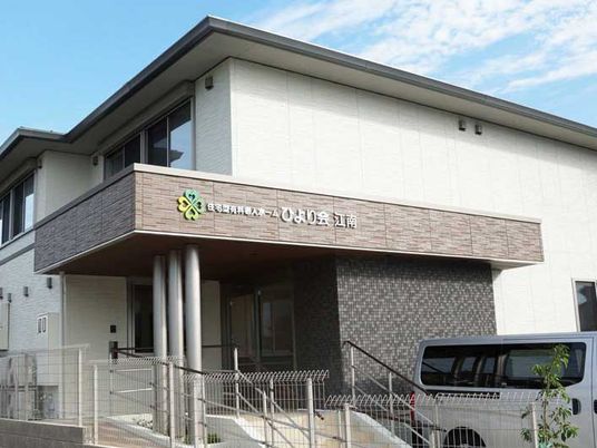 明るい外観の施設入口  
