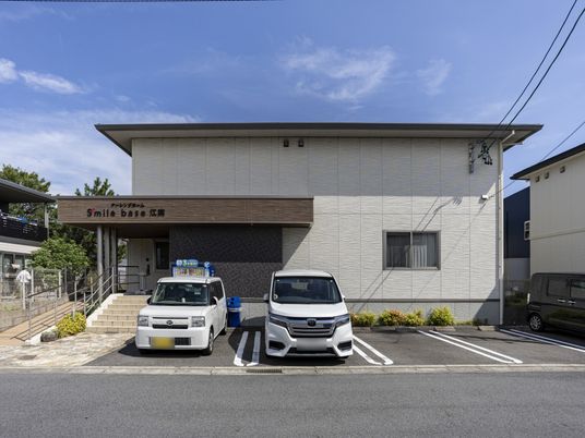 駐車場と建物の外観