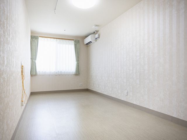 快適な居室 居室 広々とした居室で、自然光が優しく差し込みます。静かで落ち着ける環境です。