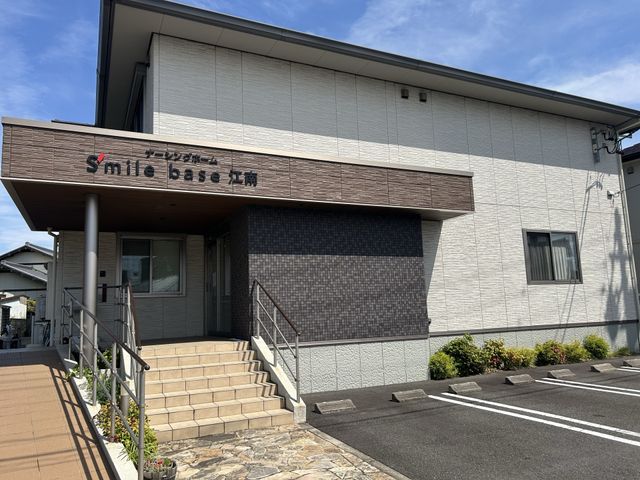 清潔な外観の建物 外観 モダンで清潔感のある建物のエントランスです。広々としたアプローチが印象的で、安心感を与える設計となっています。