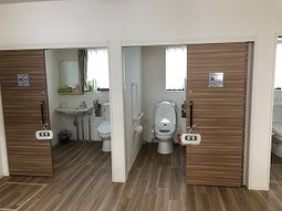 清潔感のあるトイレと洗面台