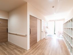 明るく広い廊下