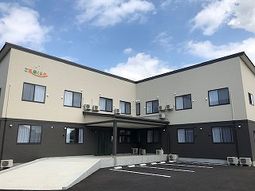 広々とした明るい建物の外観