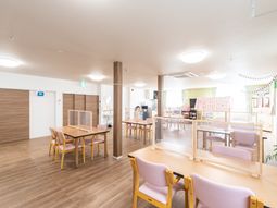 温かみのある明るいラウンジ