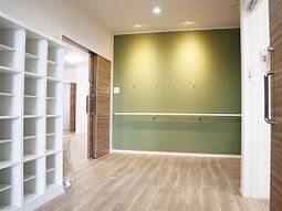 明るい色彩の廊下