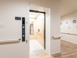 明るい廊下とエレベーター