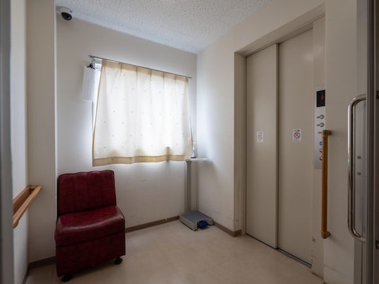 赤い椅子のある廊下