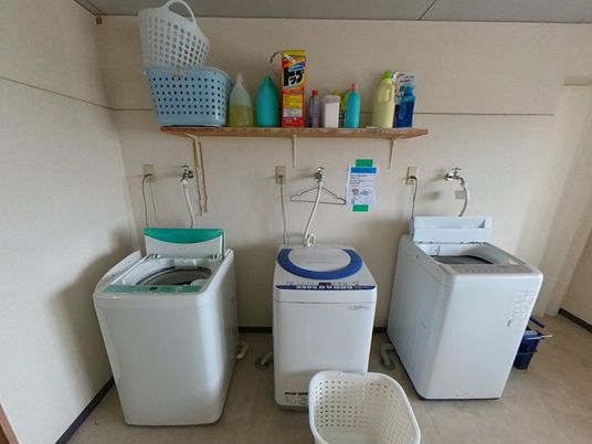 洗濯機と棚のあるスペース