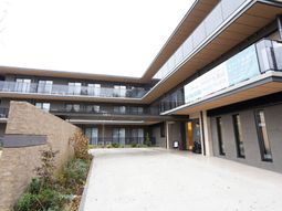 モダンな建物のエントランス