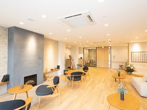 落ち着いた雰囲気のラウンジ