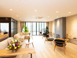 明るいラウンジ空間