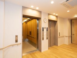 モダンなエレベーターホール