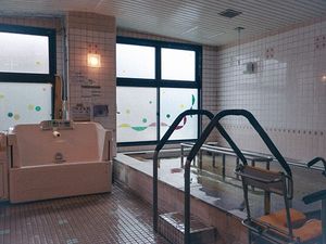 浴槽と介助浴槽の浴室  