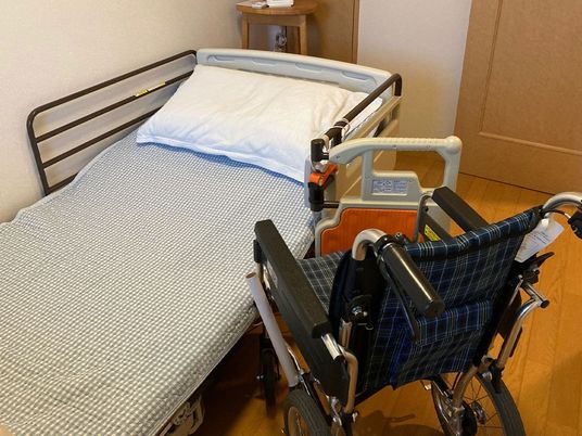 介護ベッドと車椅子がある居室  