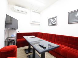 赤いソファのある休憩室