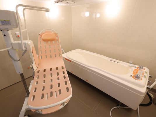 介護用浴槽と移乗機器