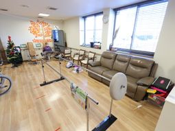 リハビリ設備とソファの部屋