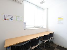 壁に掲示物のある明るい部屋